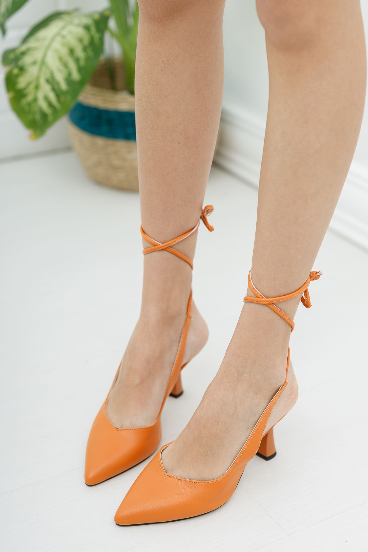 Kadın Merlin Mat Deri Turuncu Topuklu Ayakkabı  Bağcık Detaylı Sivri Burun 