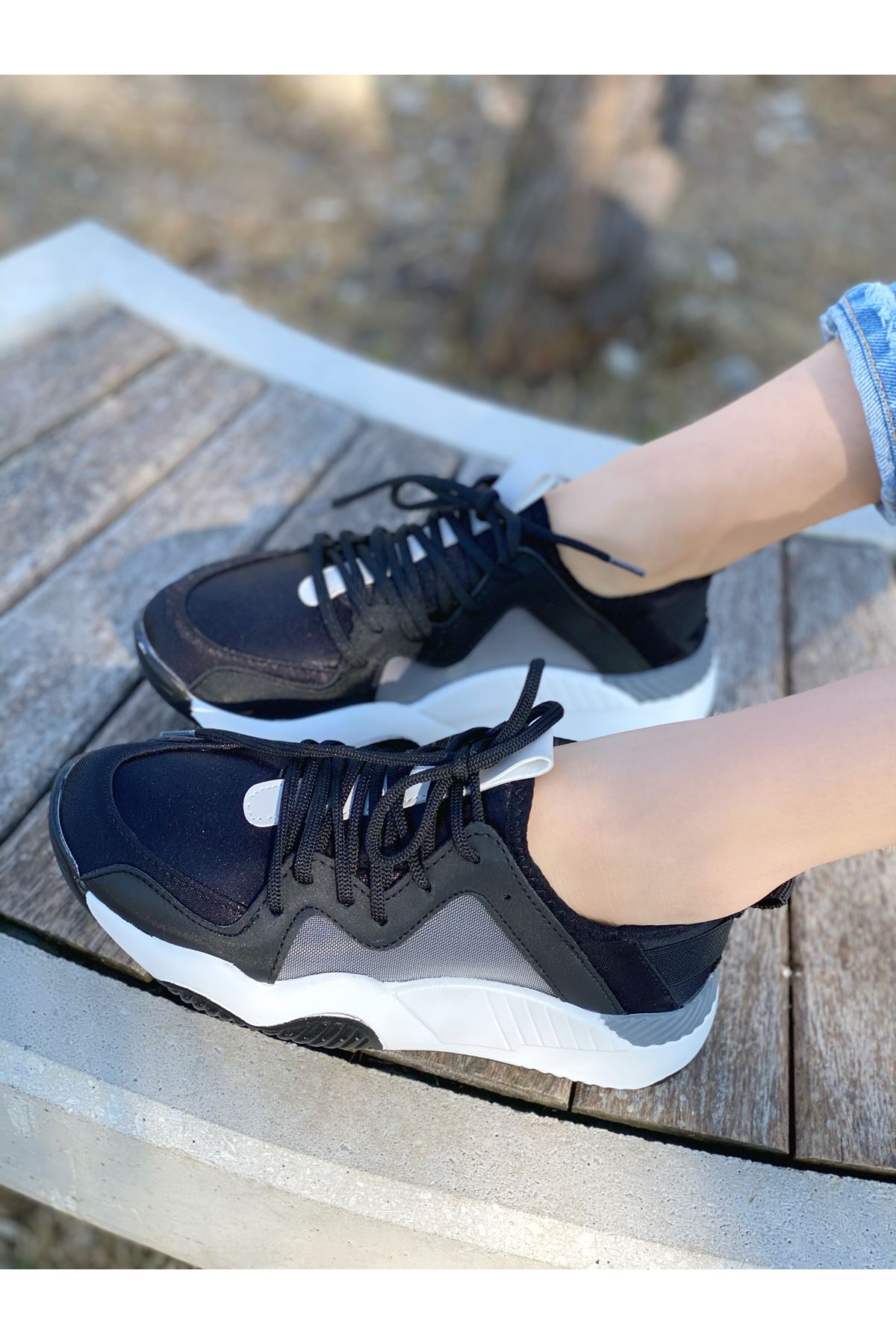 Kadın Mendi Mat Deri Bağcık Detaylı Spor Ayakkabı Siyah