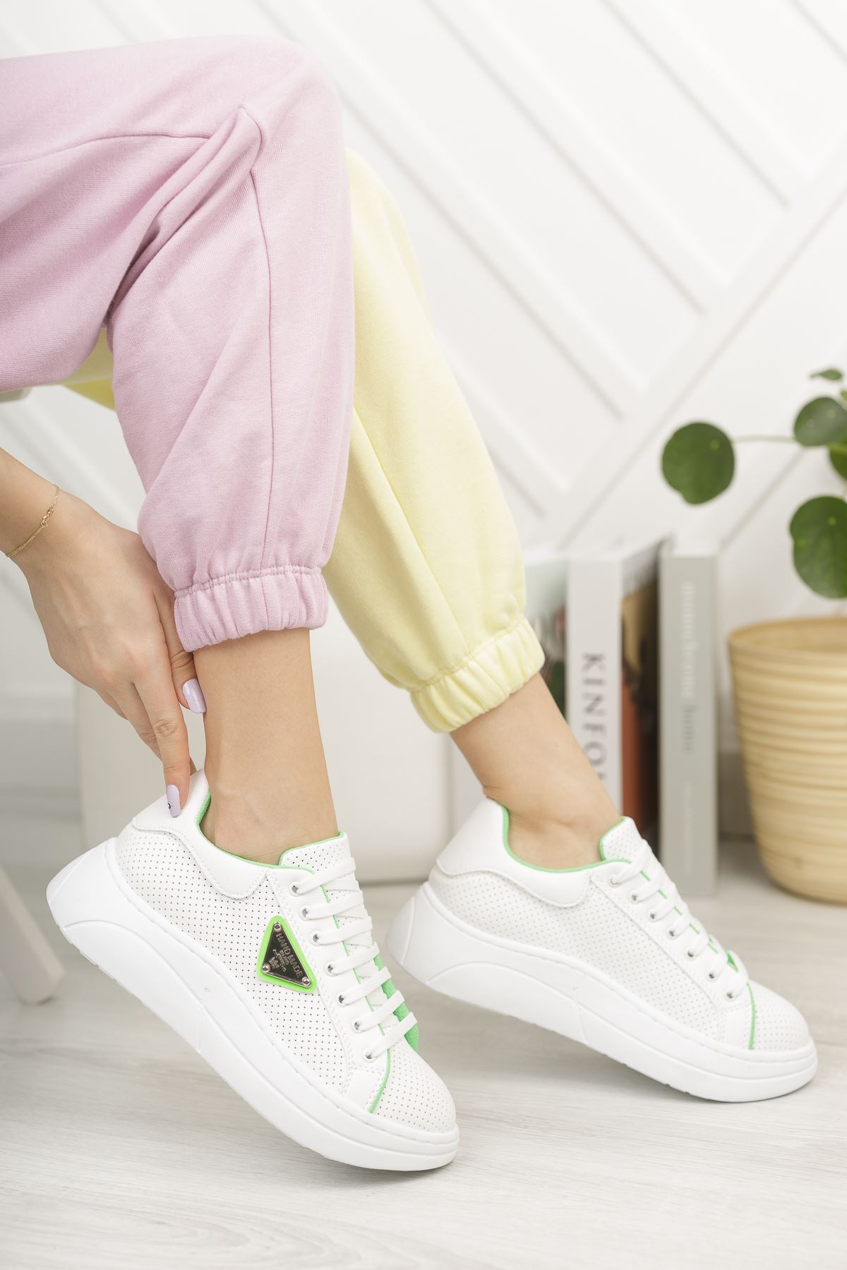 Kadın Lestas Kalın Taban Beyaz Yeşil Spor Ayakkabı Bağcıklı Mat Deri