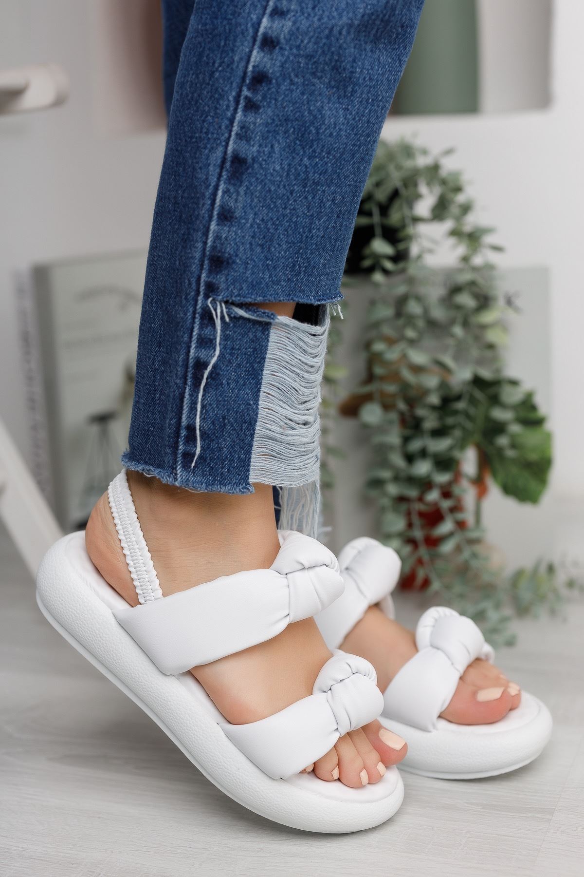 Kadın Rosso Mat Deri Bağlama Detaylı Beyaz Sandalet