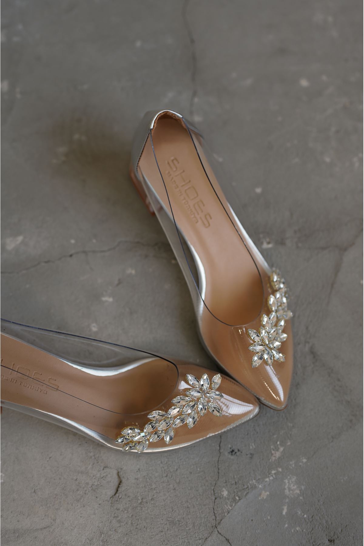 Kadın Sindi Taşlı Şeffaf Topuklu Ayakkabı - Gümüş