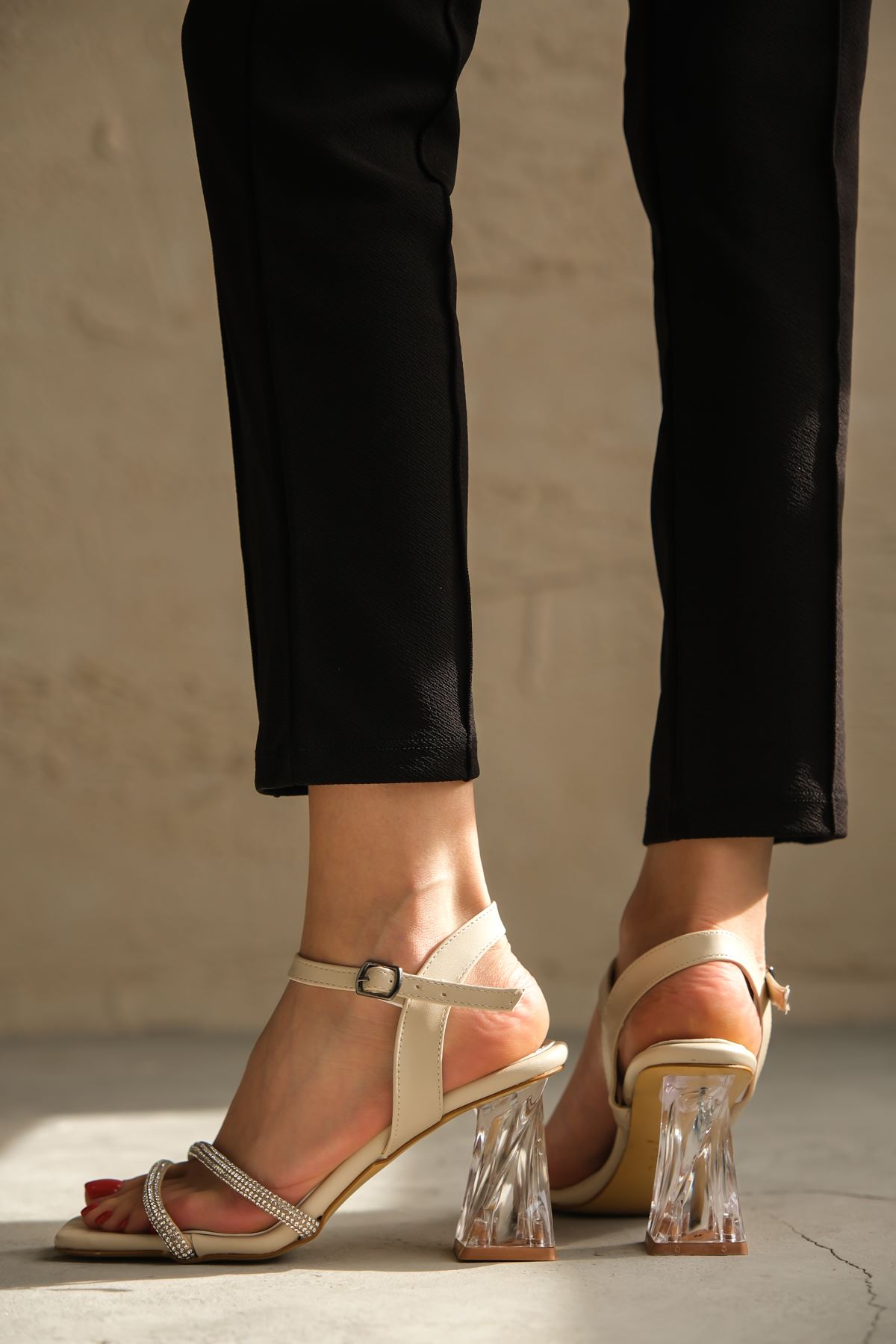Kadın Olisa Şeffaf Taşlı Topuklu Ayakkabı - Ten Deri