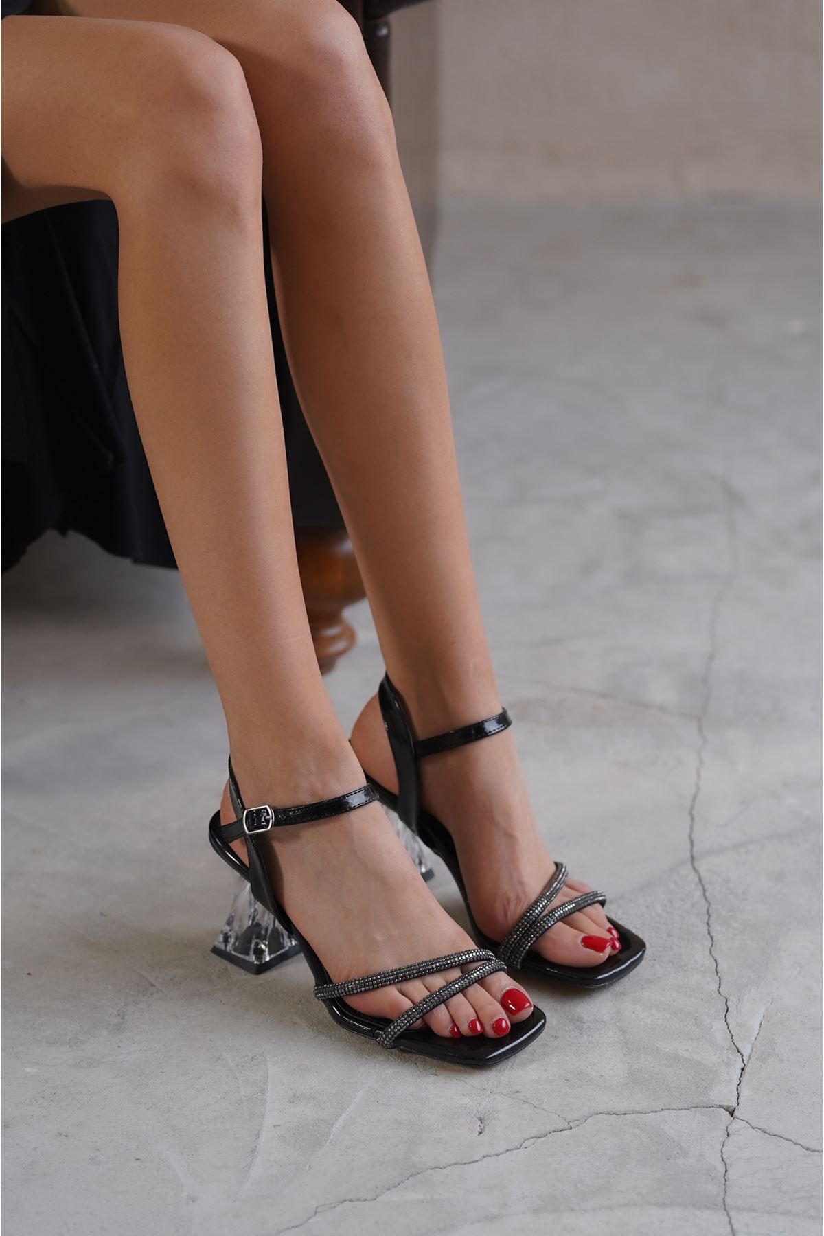 Kadın Olisa Şeffaf Taşlı Topuklu Ayakkabı - siyah-rugan